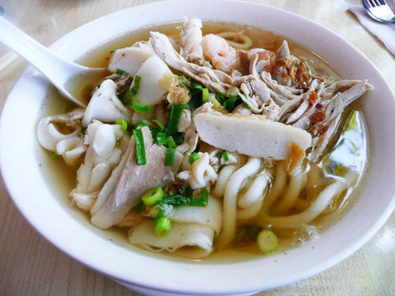 Một đĩa bánh khọt Vũng Tàu nóng hổi, ăn kèm rau sống và nước chấm, bên cạnh các loại hải sản tươi